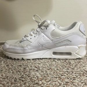 White Nike air maxes size 8